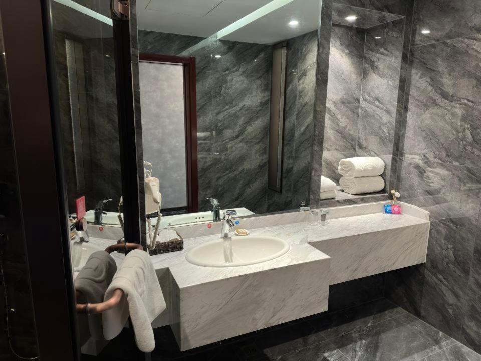 Beijing Jingyi Hotel Exterior photo