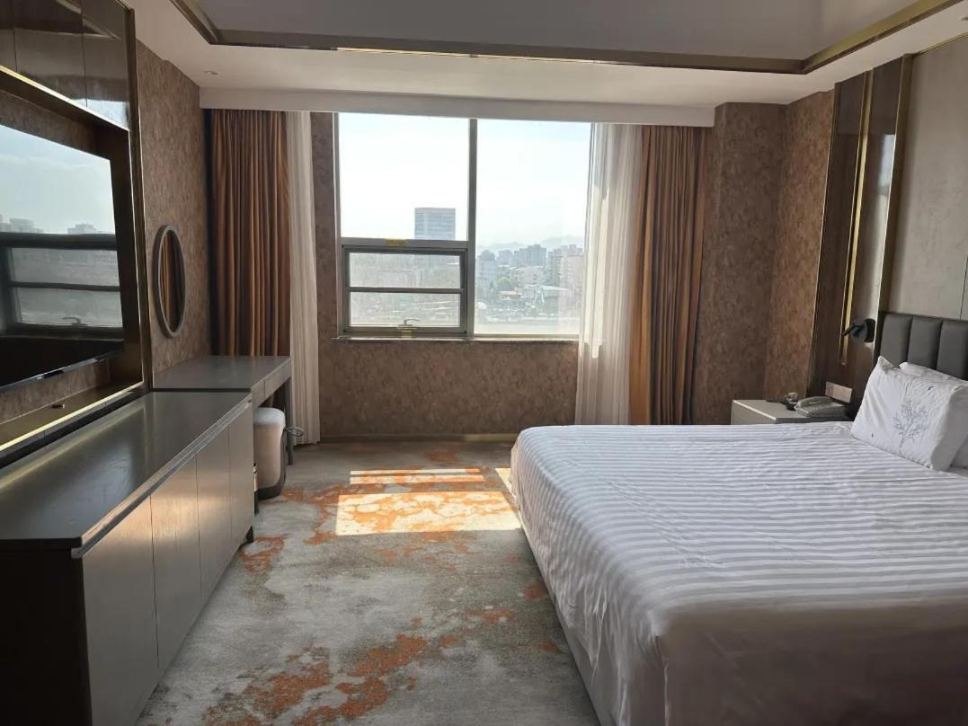 Beijing Jingyi Hotel Exterior photo
